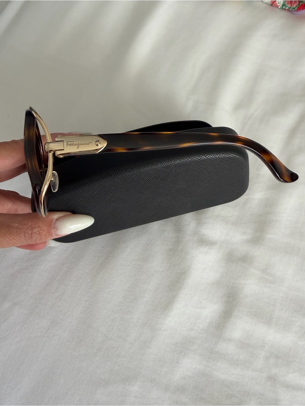 Salvatore Ferragamo Tortoiseshell Oversized Women's Sunglasses - like new - Picture 4 of 7